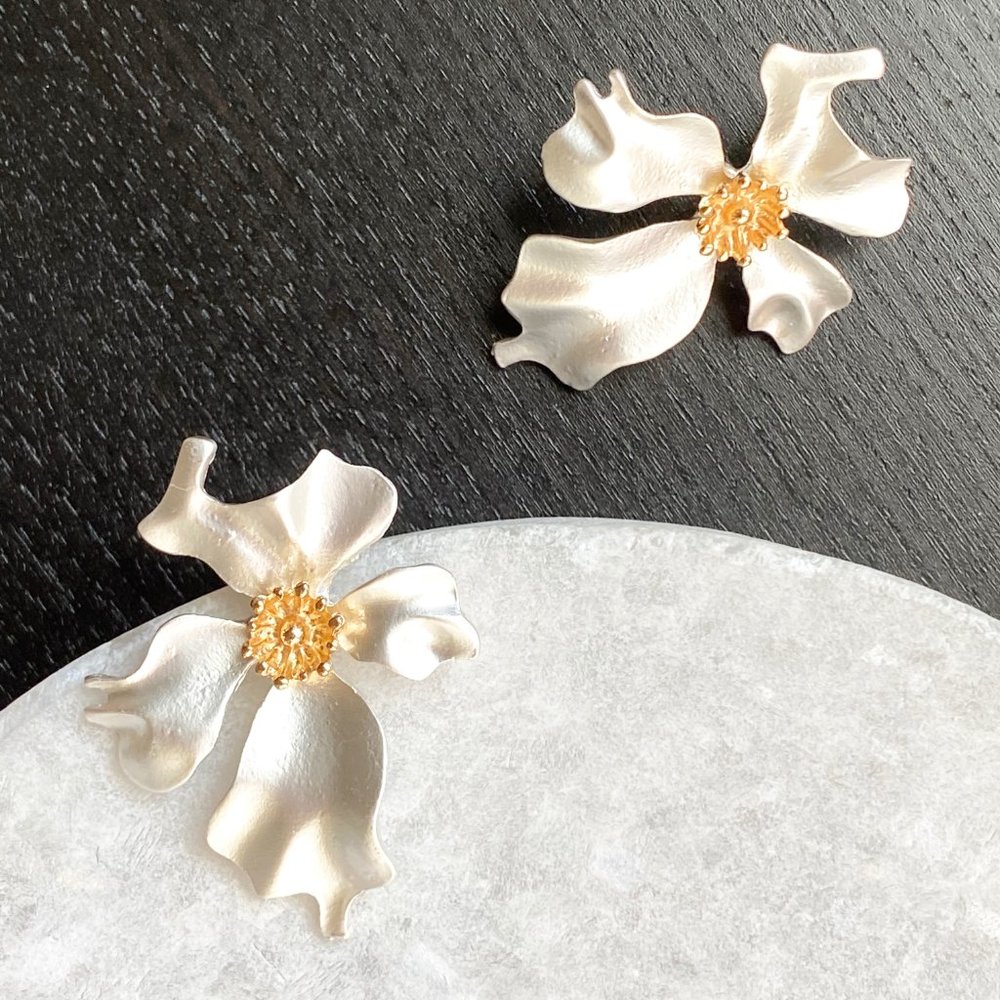 NEW Flower stud earrings in silver - Picture 2 of 8